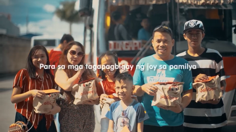 Jollibee surprises holiday commuters with  free Chickenjoy during their ride home!