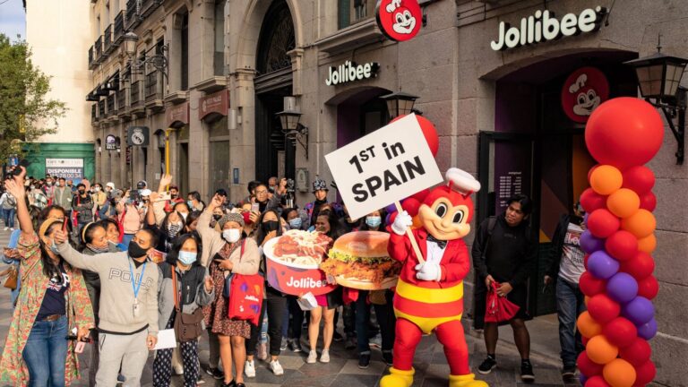 First Jollibee in Spain Opens with thousands queuing!