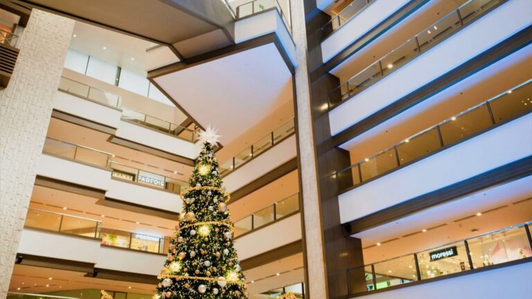 Shangri-La Plaza lights up the Holidays