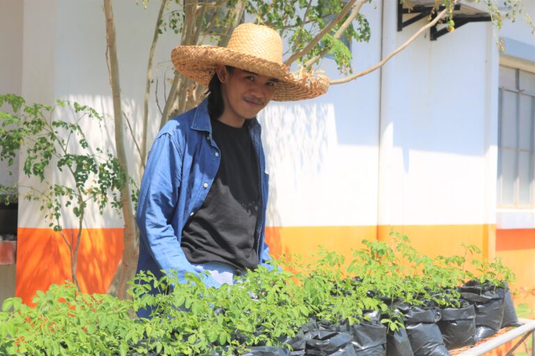 Jollibee Group Foundation grants scholarship to young farmers