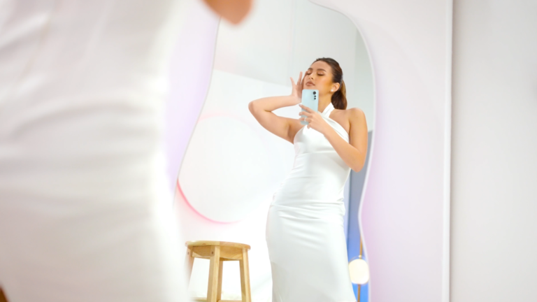 How to Be your own supermodel with these posing and camera tips