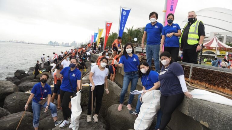 SM Prime Holdings hold 2022 International Coastal Cleanup together with SM Cares, SM By the Bay