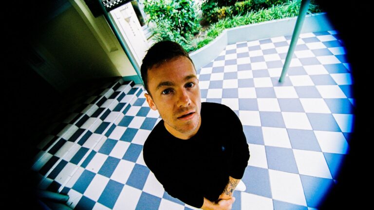 New Zealand-based singer-songwriter Mitch James finds unexpected success with vibrant pop single “motions”