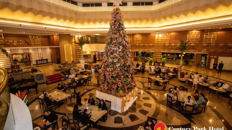 Century Park Hotel Holds Annual Tree Lighting Event