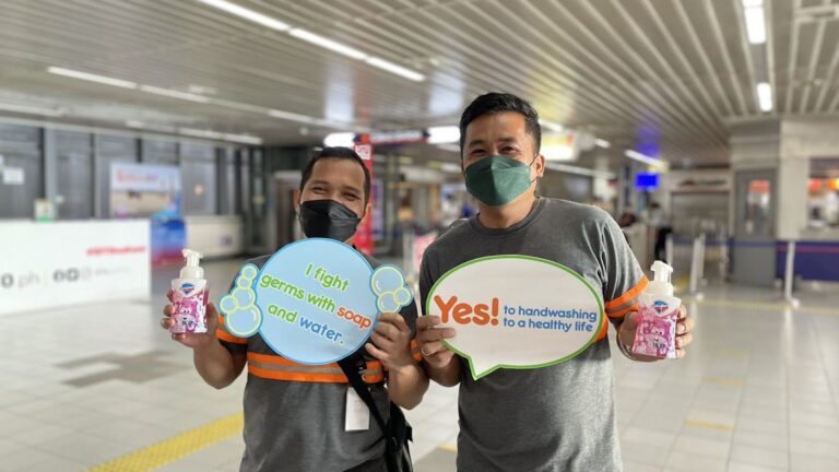 P&G Philippines hands out Safeguard handwash products to LRT-2 commuters   