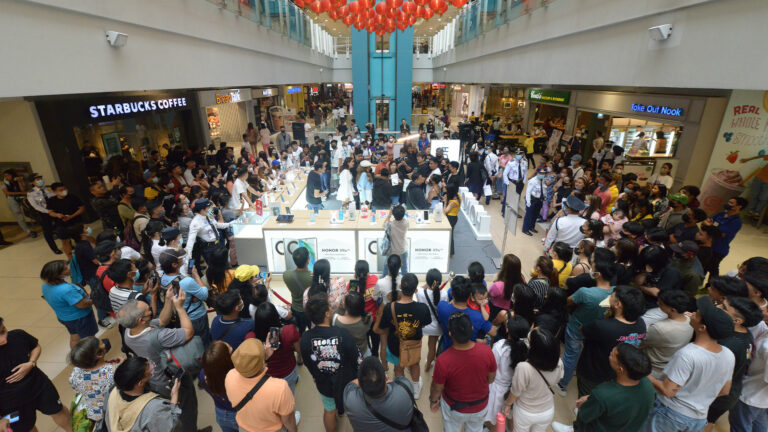 LOOK: Mega Crowd at HONOR X9a 5G’s  First Day Sale