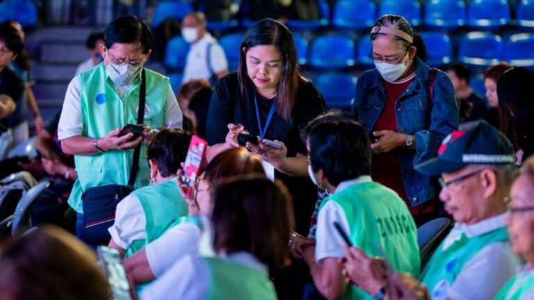 Globe volunteers help seniors go digital in #SeniorDigizen campaign   